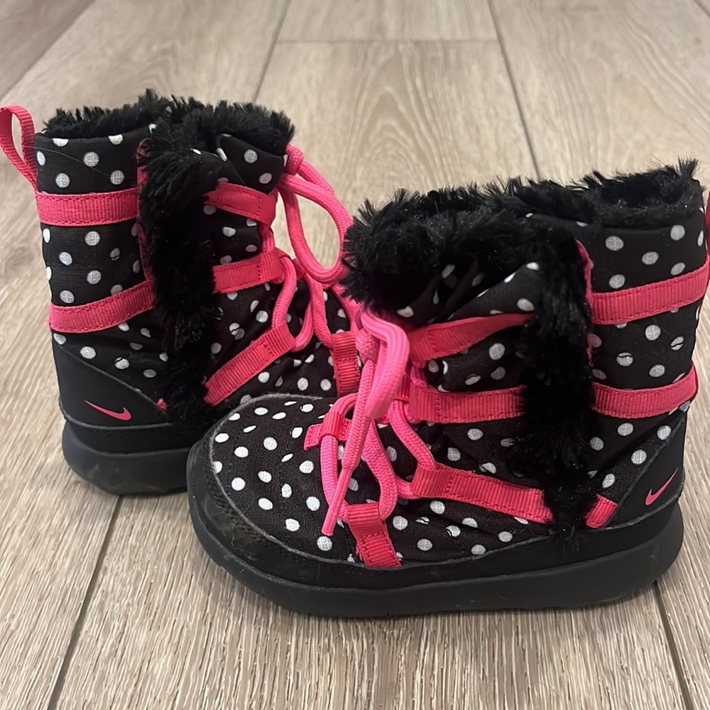 • Nike • toddler girl show boots.